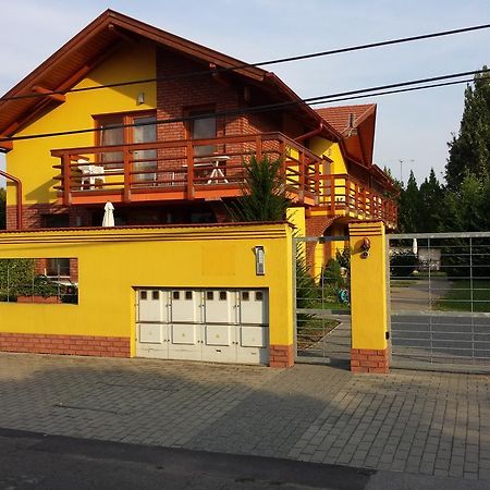 Okker Apartman Gyula Buitenkant foto