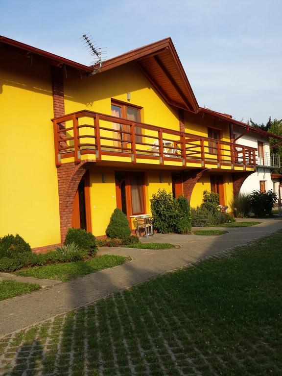 Okker Apartman Gyula Buitenkant foto