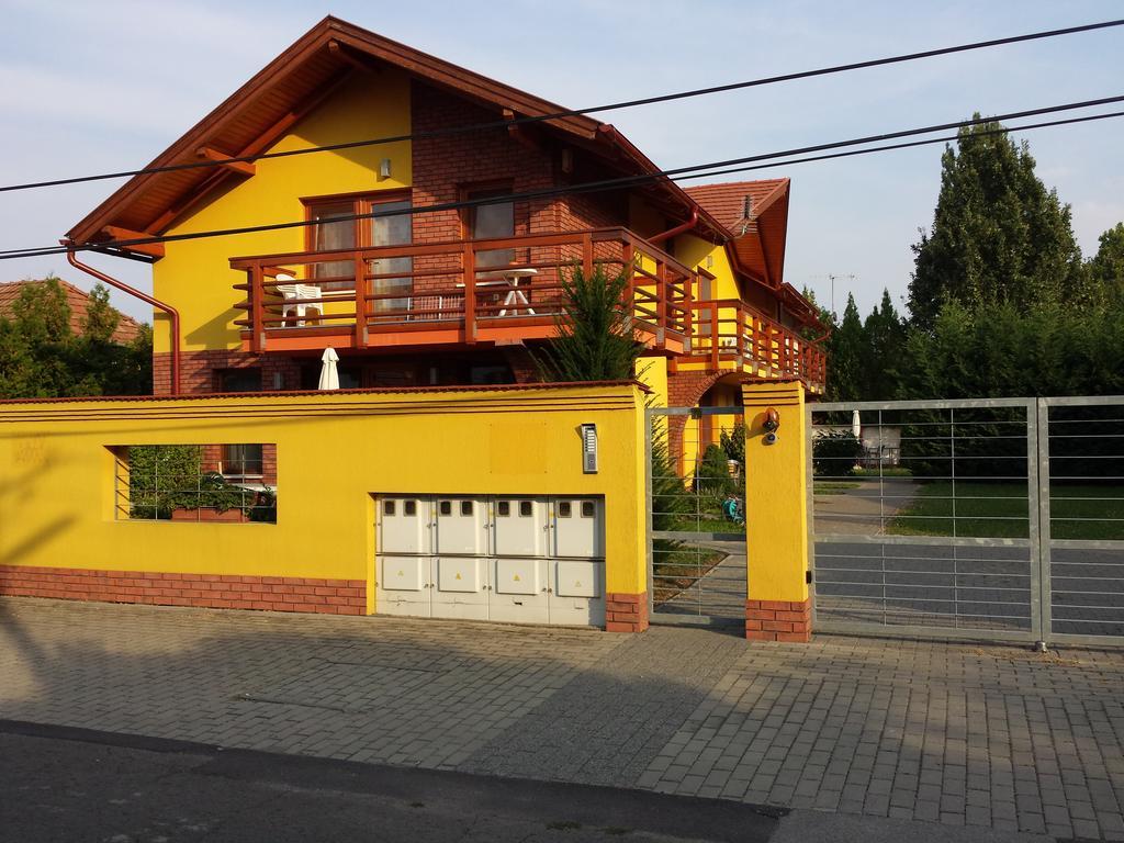 Okker Apartman Gyula Buitenkant foto