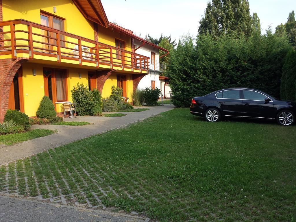 Okker Apartman Gyula Buitenkant foto