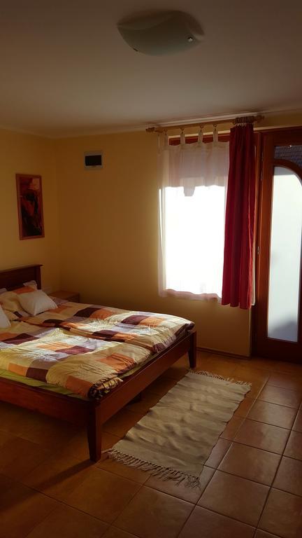 Okker Apartman Gyula Buitenkant foto
