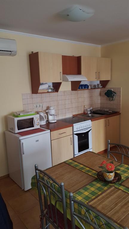 Okker Apartman Gyula Buitenkant foto