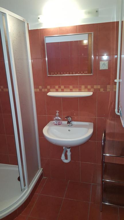Okker Apartman Gyula Buitenkant foto