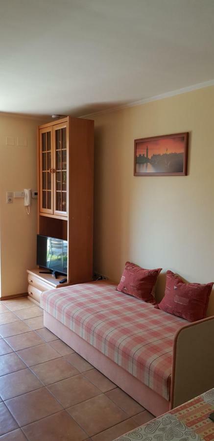 Okker Apartman Gyula Buitenkant foto