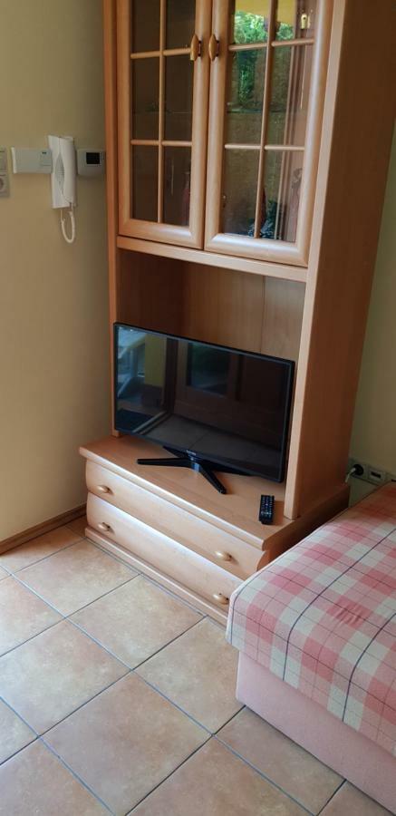 Okker Apartman Gyula Buitenkant foto