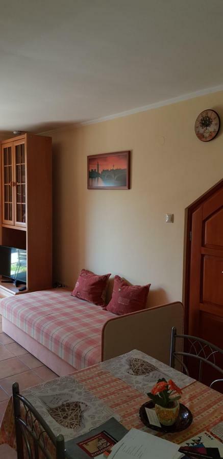 Okker Apartman Gyula Buitenkant foto